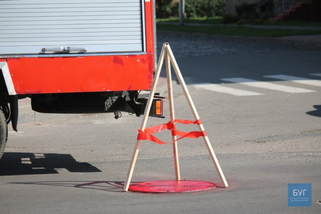 На червоних люках – не паркуватись: у місті на Волині рятувальники позначили пожежні гідранти