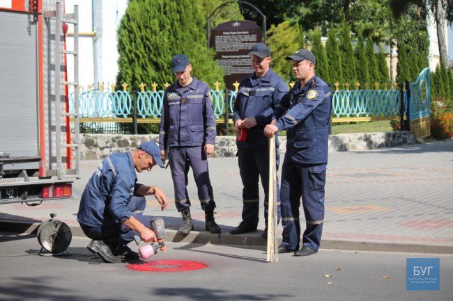 На червоних люках – не паркуватись: у місті на Волині рятувальники позначили пожежні гідранти