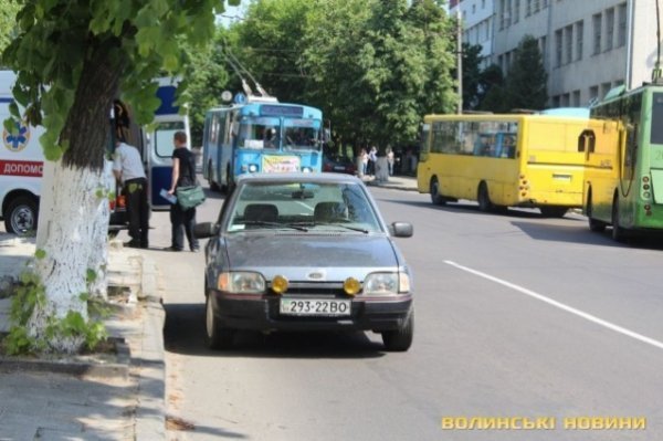 Аварія в Луцьку: жінка вскочила під колеса авто. ФОТО. ВІДЕО