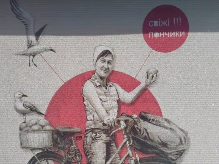 На Світязі з’явився мурал із зображенням жінки на велосипеді, яка продає пончики