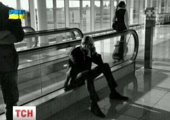 Яценюк привіз від Папи ручку, щоб підписати мирну угоду. ВІДЕО