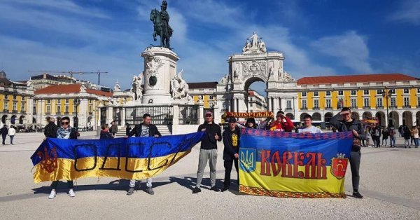 Вболівальники з Волині поїхали підтримати збірну України з футболу до Португалії. ФОТО