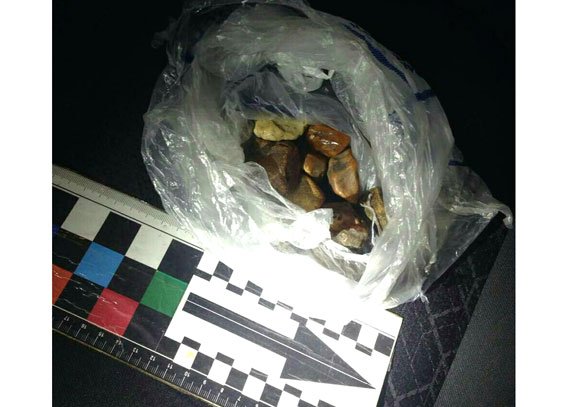 Зловили лучанина, який напхав у кишені кілограм бурштину