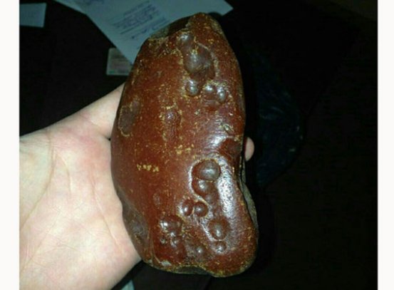 Зловили лучанина, який напхав у кишені кілограм бурштину