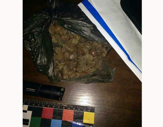 Зловили лучанина, який напхав у кишені кілограм бурштину