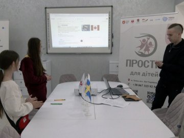 14-річний хлопець з аутизмом викладає англійську мову для однолітків у розмовному клубі в Луцьку