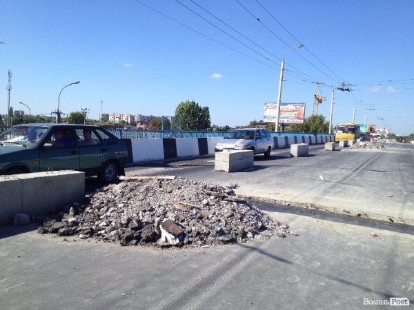 «Як у вересні збільшиться потік транспорту, це буде жесть», - водії про ремонт мосту на Соборності. ФОТО. ВІДЕО