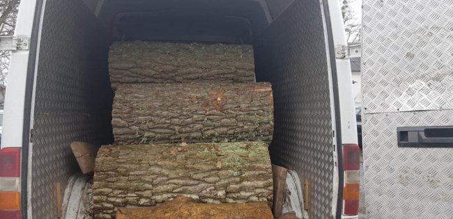 На Волині затримали бус з купою нелегальної деревини. ФОТО