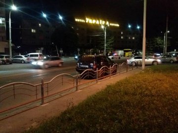 Рейвах у Луцьку: біля «України» задимілося авто