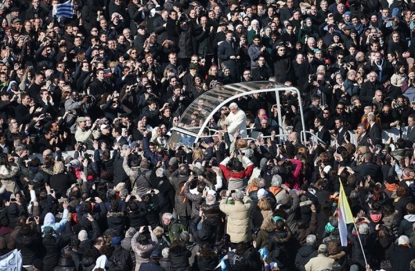 51. Папа Бенедикт XVI вітає віруючих на Площі Святого Петра у Ватикані. Це остання зустріч понтифіка перед зреченням