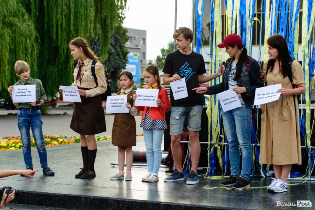 Людей було мало, але прийшли патріоти: у Луцьку відбулася акція «Мова об'єднує». ФОТО