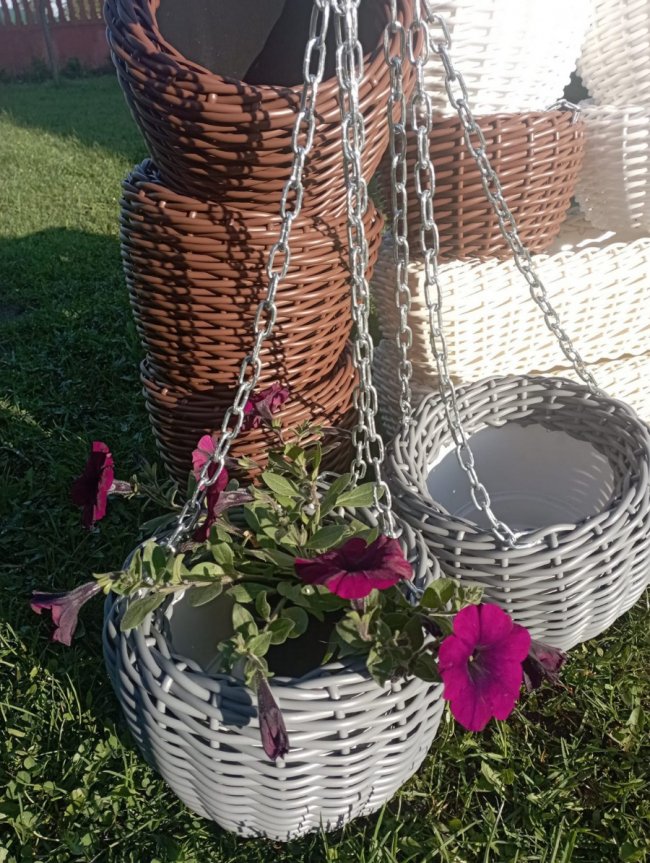 На Волині багатодітна матір створює оригінальні підвазонники. ФОТО