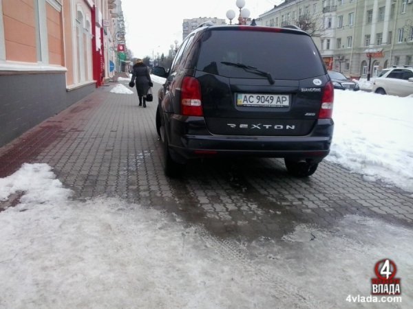 Як паркуються в Луцьку. ФОТО