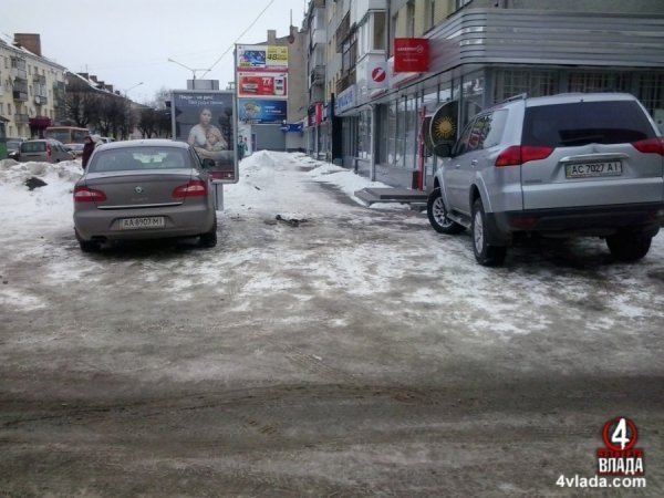 Як паркуються в Луцьку. ФОТО
