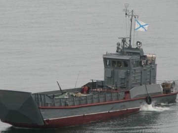 Під Маріуполем підірвався російський десантний катер