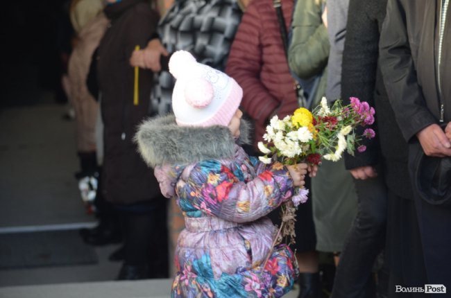 Килим із квітів та цілування рук: як у Луцьку зустріли Онуфрія. ФОТОРЕПОРТАЖ