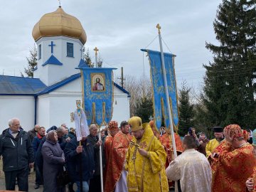 У селі на Волині, де віряни «воювали» за храм,  священники ПЦУ провели першу літургію. ФОТО
