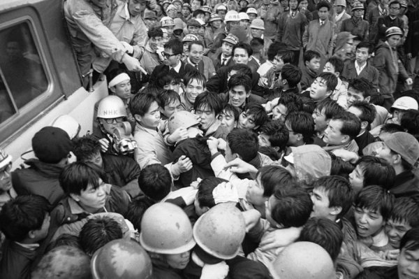  Учасники акції протесту біля військово-морської бази США в Сасебо, Японія, проти прибуття американського атомного підводного човна Sea Dragon 12 листопада