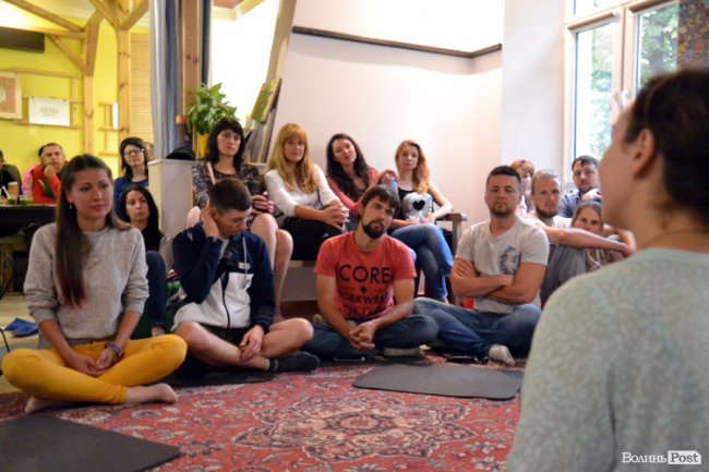 Тусівка для йогів: як у Луцьку медитували та просвітлювалися
