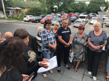 Луцькі базарники пікетують мерію. ФОТО