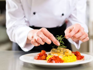 Де та на яку зарплату пропонують роботу кухарям на Волині. ПЕРЕЛІК ВАКАНСІЙ