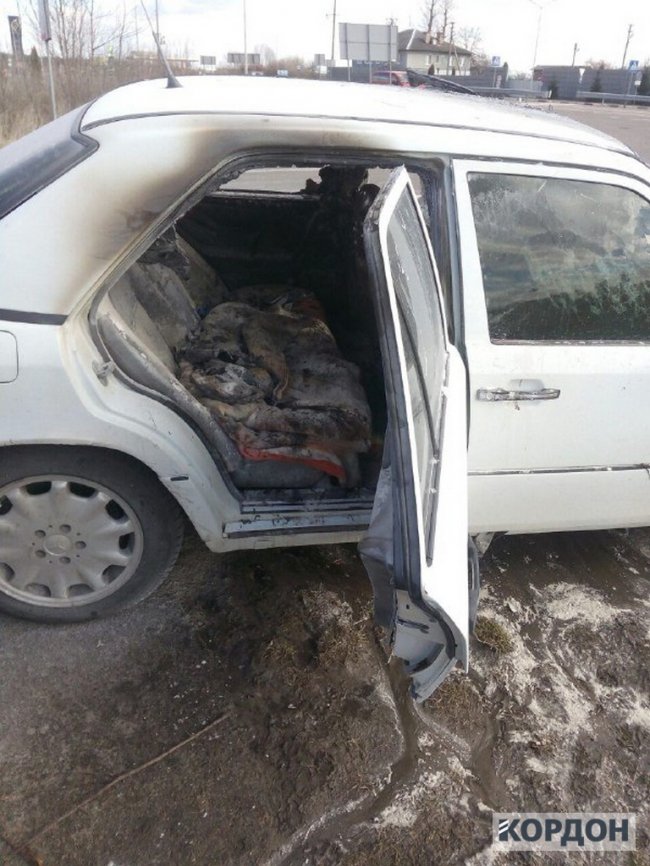 На Волині посеред траси горів Mercedes. ФОТО