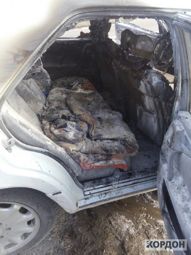 На Волині посеред траси горів Mercedes. ФОТО