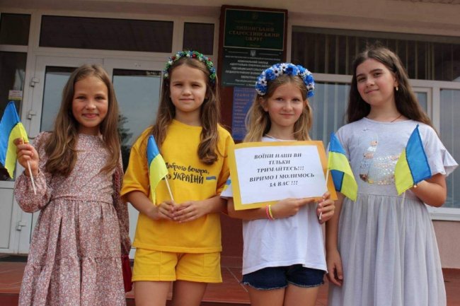 Організували блокпост: діти із Липин зібрали 9000 гривень для ЗСУ