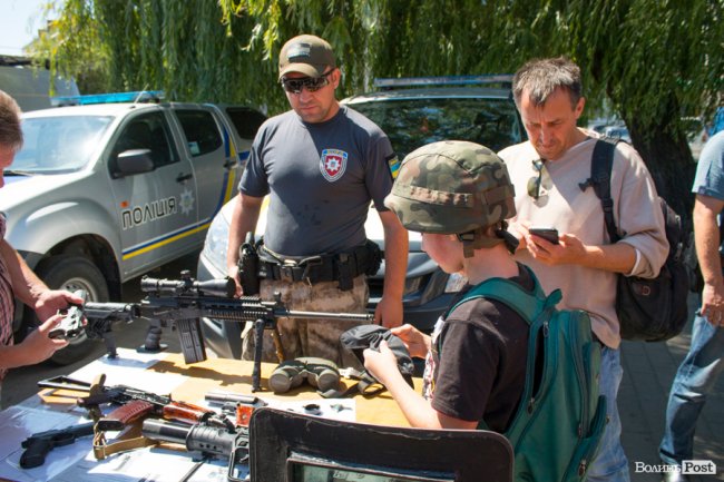 У центрі Луцька діти «стріляли» зі зброї та кермували поліцейськими авто. ФОТО