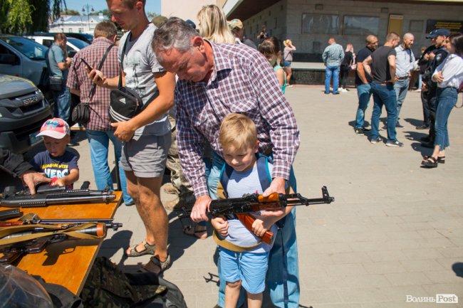 У центрі Луцька діти «стріляли» зі зброї та кермували поліцейськими авто. ФОТО