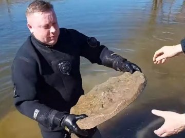 Скульптури Голованя, які вандали викинули в Стир, підняли з дна річки. ВІДЕО