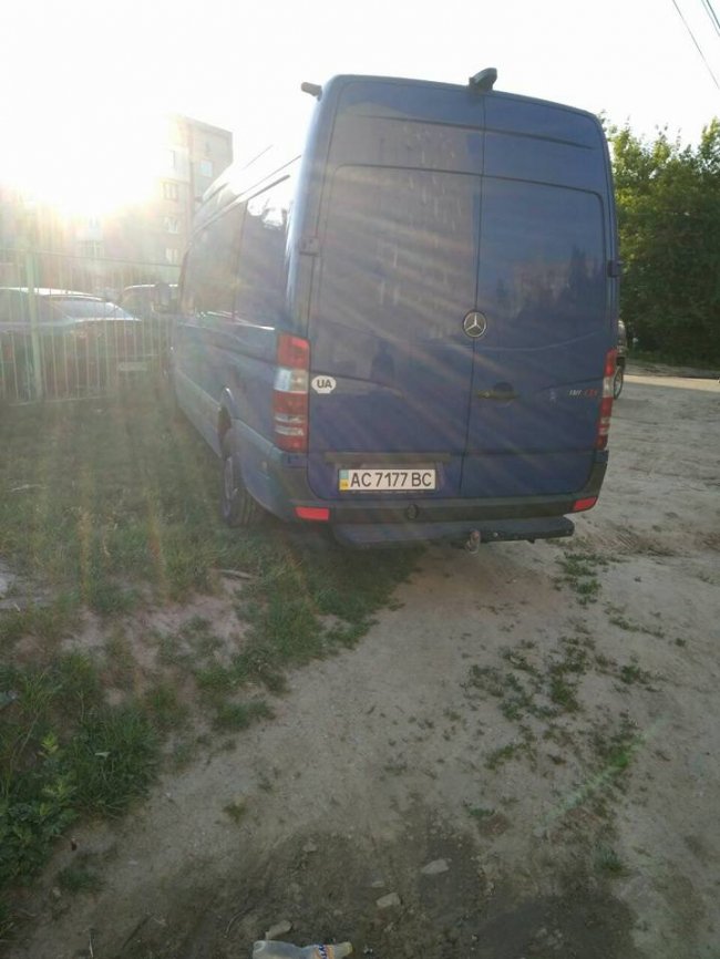 Луцькі муніципали штрафують водіїв за авто на газонах. ФОТО