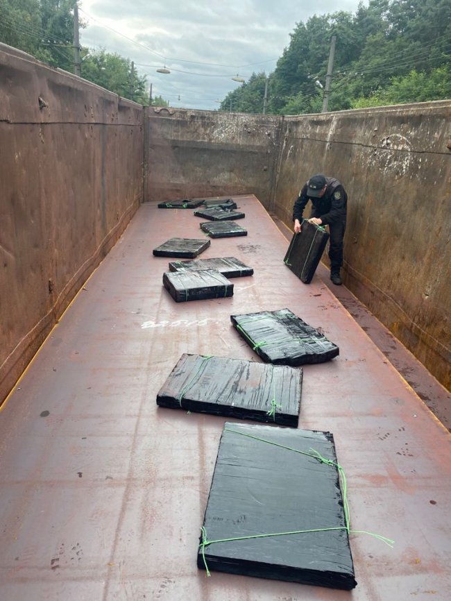 На Волині у поїзді, який прямував до Польщі, знайшли контрабандні цигарки з GPS. ФОТО