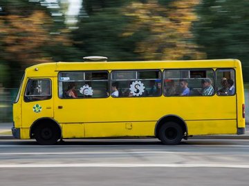Із маршрутки на ходу випала жінка. ВІДЕО