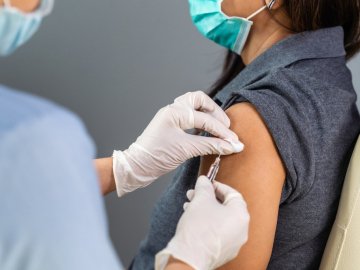 Коли невакцинованих освітян і чиновників почнуть відсторонювати від роботи