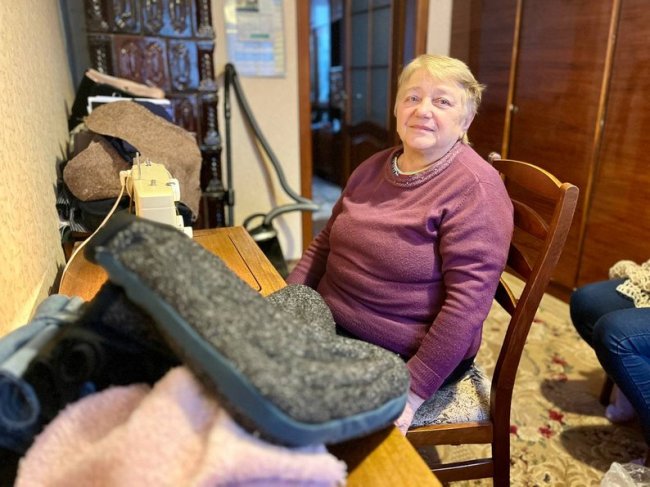 Пенсіонерки з Волині шиють валянки для воїнів. ВІДЕО