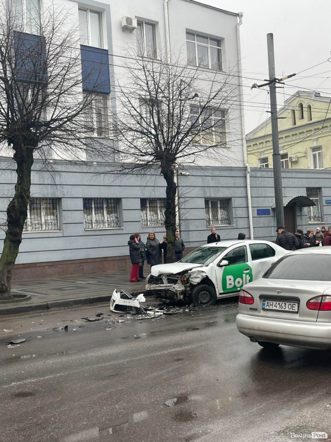 У центрі Луцька – аварія: зіткнулися таксі та спорткар. ФОТО. ОНОВЛЕНО