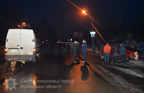 У Луцьку зіткнулися два легковики та бус