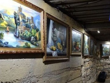 Картини, що світяться: незвична галерея у катакомбах