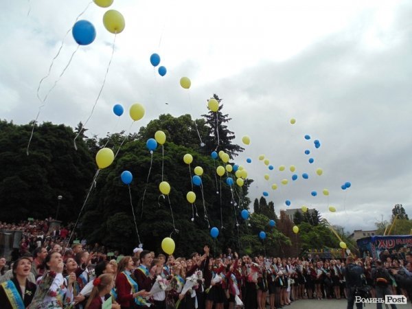Останній дзвінок у Луцьку: четверта гімназія. ФОТО