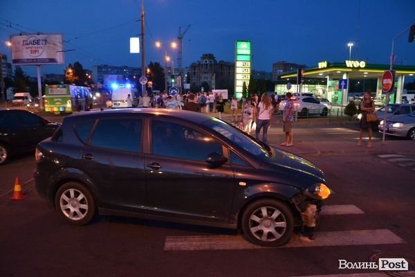 У Луцьку аварія: «Беха» хотіла проскочити, але «влетіла» у Seat. ФОТО