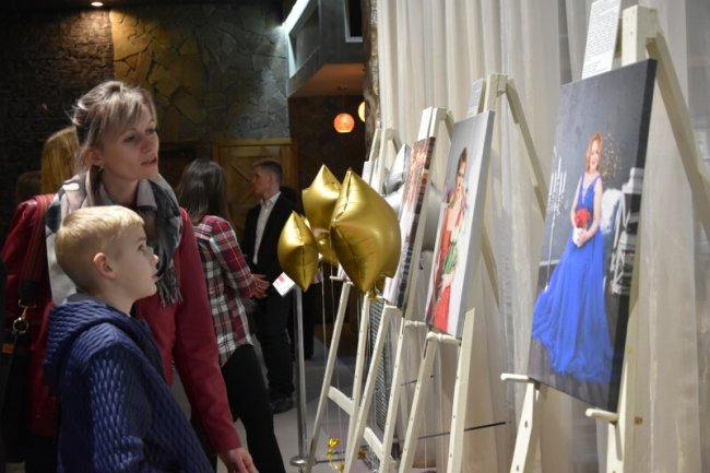 У Луцьку відкрили фотовиставку про мам особливих діток. ФОТО