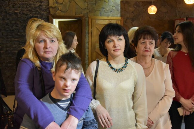 У Луцьку відкрили фотовиставку про мам особливих діток. ФОТО