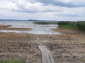 Голова Волинської облради показала, як Світязь наповнюється водою 