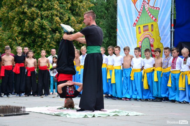 Цегла, скло та цвяхи: лучан вразив виступ учнів школи козацьких бойових мистецтв