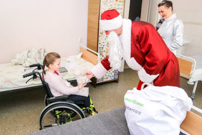 Клiєнти ПриватБанку влаштували свято для маленьких пацiєнтiв лікарень*