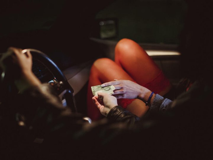 Пенсіонерка з Луцька відправляла жінок для заняття проституцією в ОАЕ. ВІДЕО