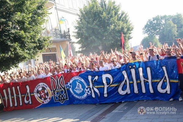 Марш фанів «За єдність України» у Луцьку. ФОТО