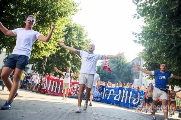 Марш фанів «За єдність України» у Луцьку. ФОТО