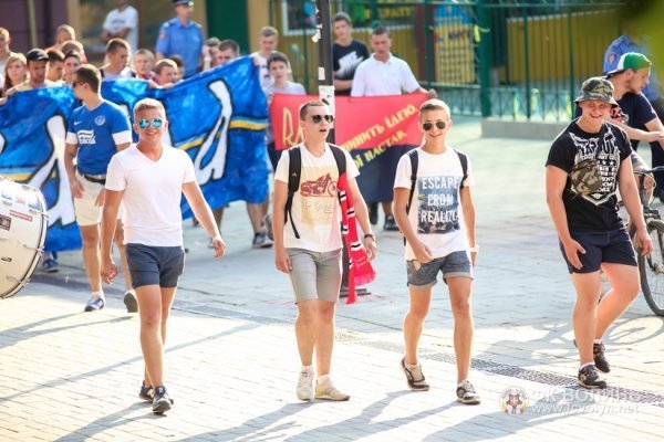 Марш фанів «За єдність України» у Луцьку. ФОТО